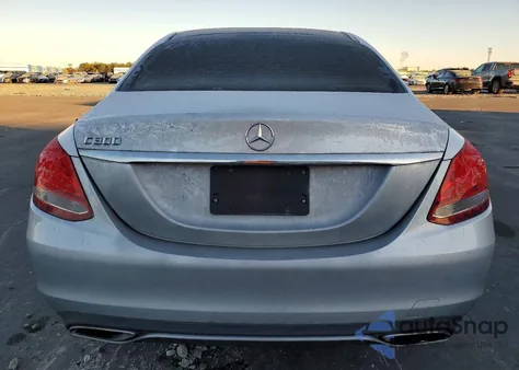 2015 Mercedes-Benz C 300 z USA, uszkodzony, nr VIN 55SWF4JB8FU064568